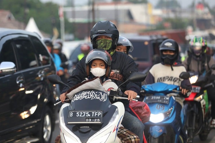 Simpang Jomin Dipadati Pemudik Motor